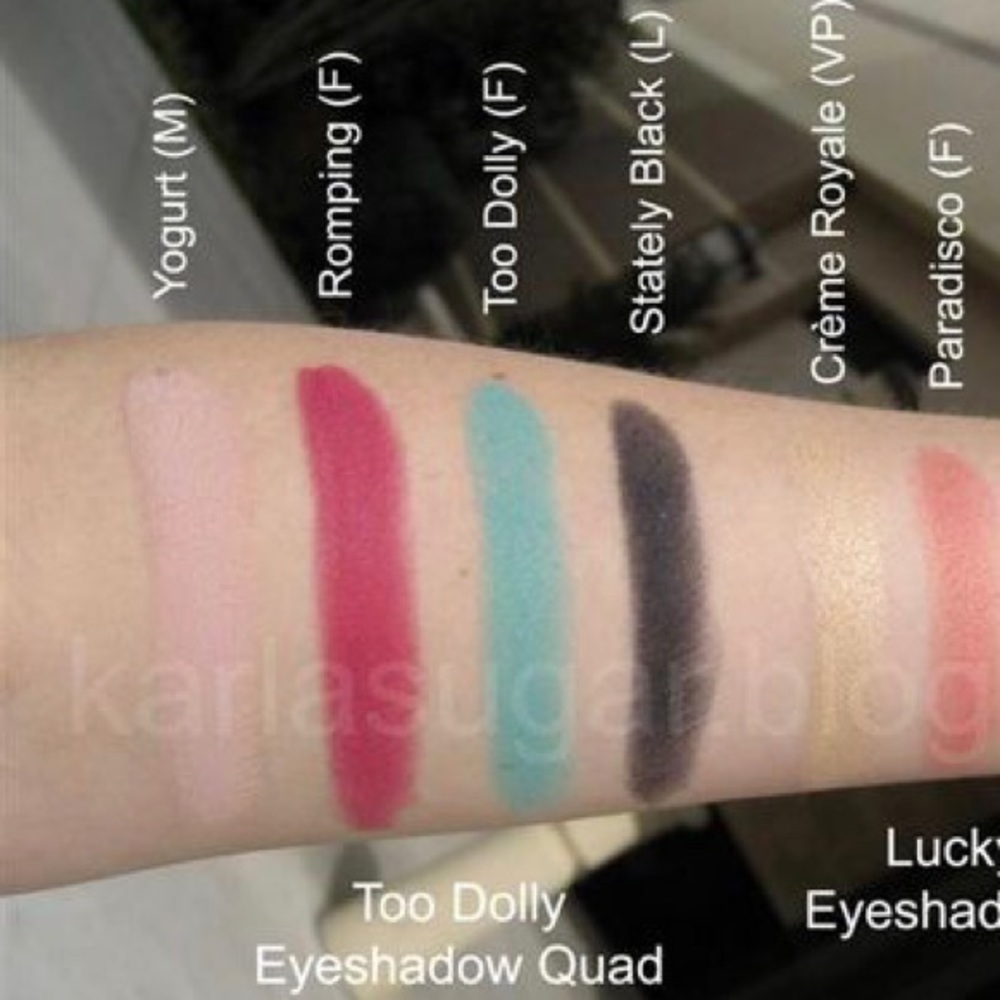 🎁HP🎁 MAC Hello Kitty Eyeshadow x4: Too Dolly - Picture 3 of 9